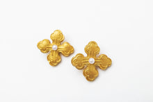 Load image into Gallery viewer, Megan Pearl Studs
