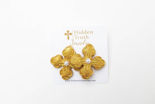 Load image into Gallery viewer, Megan Pearl Studs
