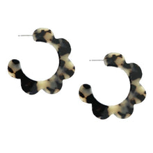 Load image into Gallery viewer, Blonde Tortoise Scalloped Hoop Earrings
